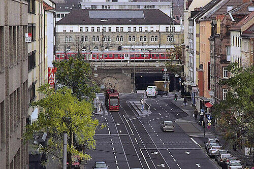 So soll die Straßenbahnlinie durch den Celtis-Tunnel und die Pillenreuther Straße im Jahr 2011 aussehen...