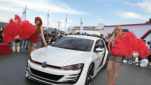 Ganz schön verrückt: Das „Wörthersee 2013“-Showcar aus Wolfsburg bringt es auf überaus aufregend verpackte 503 PS. Leider ist das Einzelstück unverkäuflich. Ganz schön verrückt: Das „Wörthersee 2013“-Showcar aus Wolfsburg bringt es auf überaus aufregend verpackte 503 PS. Leider ist das Einzelstück unverkäuflich.