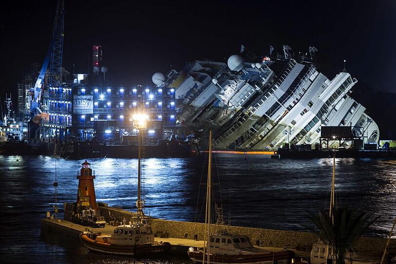 Es ist inzwischen Nacht vor der Küste von Giglio: Langsam aber sicher geht es voran. Der Fortschritt ist durch die grüne Algenschicht deutlich nachzuvollziehen.