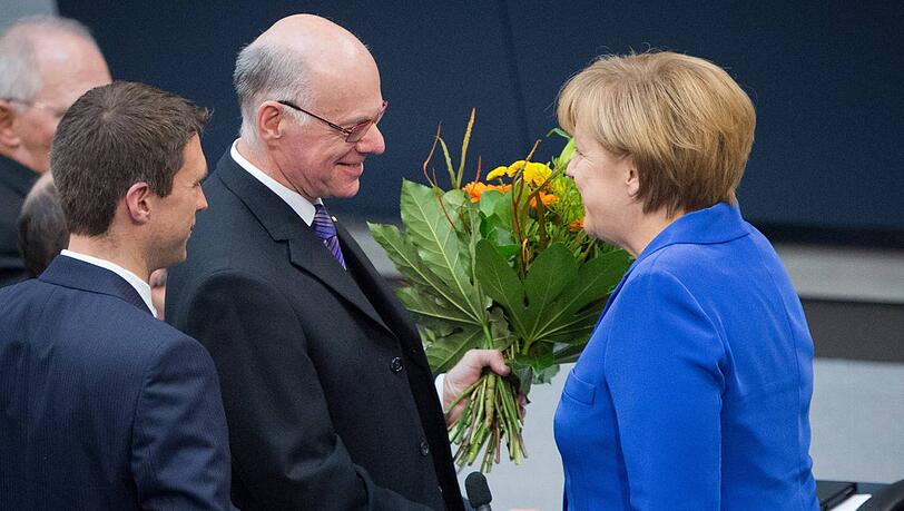 Glückwunsch für den neuen und alten Bundestagspräsidenten: Norbert Lammert wurde mit fast 95 Prozent wiedergewählt. Glückwunsch für den neuen und alten Bundestagspräsidenten: Norbert Lammert wurde mit fast 95 Prozent wiedergewählt.