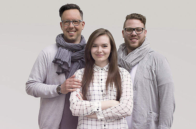 Glückliche Regenbogenfamilie (v.l.): Stefan (47) mit seiner Tochter Andrea (21) und seinem Partner Alex (26).