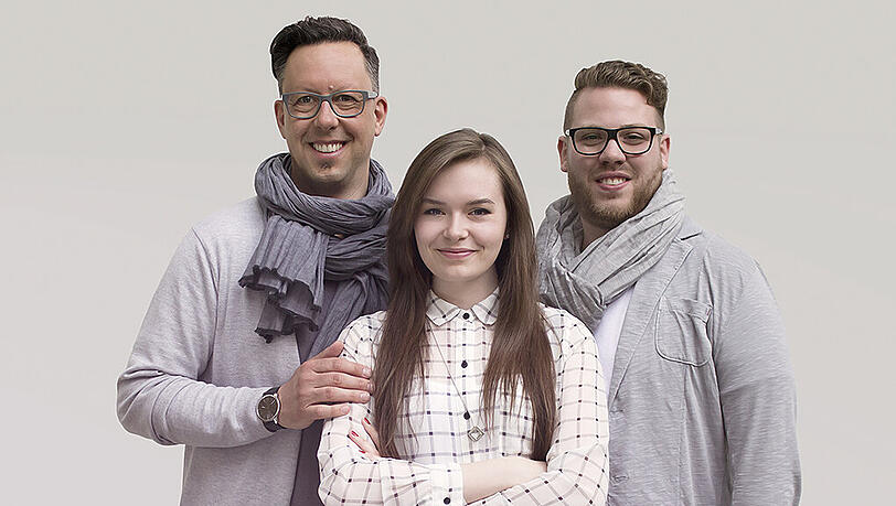 Glückliche Regenbogenfamilie (v.l.): Stefan (47) mit seiner Tochter Andrea (21) und seinem Partner Alex (26). Glückliche Regenbogenfamilie (v.l.): Stefan (47) mit seiner Tochter Andrea (21) und seinem Partner Alex (26).