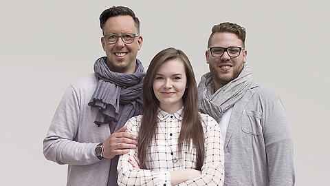 Glückliche Regenbogenfamilie (v.l.): Stefan (47) mit seiner Tochter Andrea (21) und seinem Partner Alex (26).