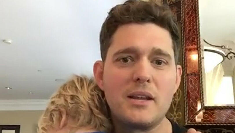 Stolzer Papa: Michael Bublé lässt Fans per Live-Stream in sein Heim