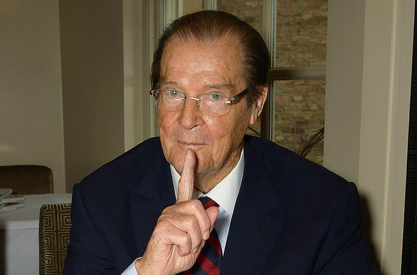 Während Roger Moore die Sex-Szenen mit den Bond-Girls drehte, riefen ihm die ganze Crew und die Elektriker über seinem Kopf zu: 'Komm schon, gib es ihr, Roger!'"