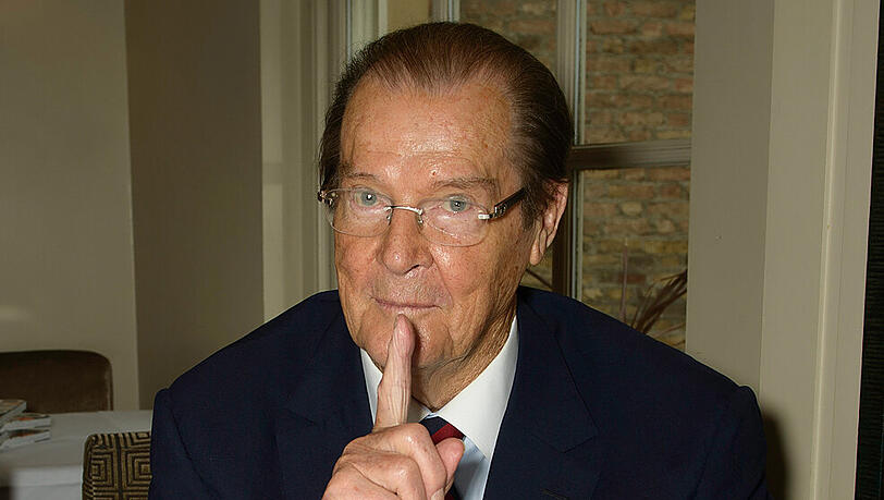 Während Roger Moore die Sex-Szenen mit den Bond-Girls drehte, riefen ihm die ganze Crew und die Elektriker über seinem Kopf zu: 'Komm schon, gib es ihr, Roger!'" Während Roger Moore die Sex-Szenen mit den Bond-Girls drehte, riefen ihm die ganze Crew und die Elektriker über seinem Kopf zu: 'Komm schon, gib es ihr, Roger!'"
