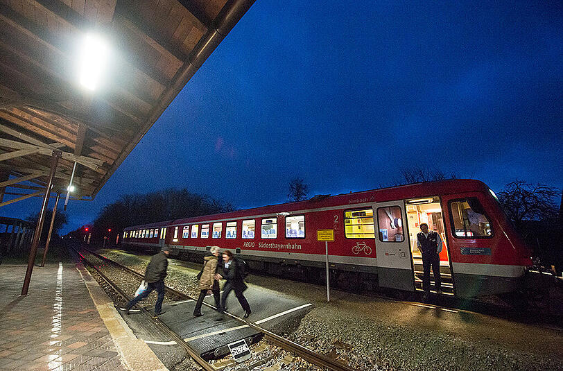 Ein Zug steht am 21.12.2014 am Bahnhof in Niederlindhart (Bayern). Ein afrikanischer Asylbewerber ist am 20.12.2014 in einem Regionalzug an dem Bahnhof von drei Männern zusammengeschlagen worden.