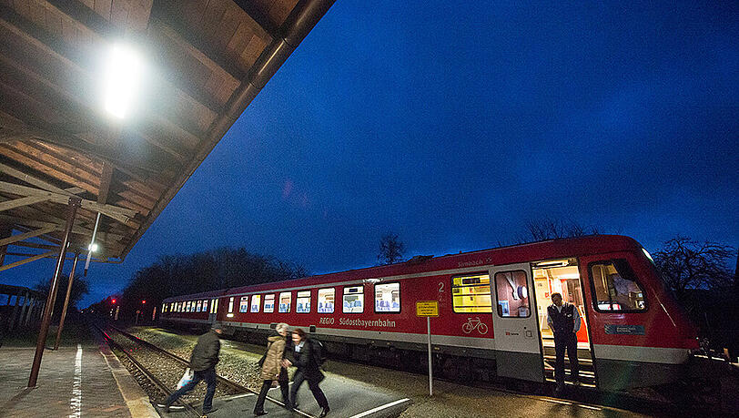 Ein Zug steht am 21.12.2014 am Bahnhof in Niederlindhart (Bayern). Ein afrikanischer Asylbewerber ist am 20.12.2014 in einem Regionalzug an dem Bahnhof von drei Männern zusammengeschlagen worden. Ein Zug steht am 21.12.2014 am Bahnhof in Niederlindhart (Bayern). Ein afrikanischer Asylbewerber ist am 20.12.2014 in einem Regionalzug an dem Bahnhof von drei Männern zusammengeschlagen worden.