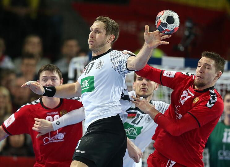 Steffen Weinhold (29, Kapitän und Rückraum rechts): "Er ist mit 29 schon einer der Senioren in unserer jungen Mannschaft. Er füllt das Kapitänsamt super aus, war unter Uwe Gensheimer schon Co-Kapitän. Er ist in der Mannschaft ein absoluter Leader - nicht nur auf dem Spielfeld, auch außerhalb. Seine Meinung zählt. Er ist ein richtiger Typ, mit dem man auch viel Spaß haben kann. Wenn er mal nicht auf der Platte steht und genug Schnee liegt, dann verschwindet er auch mal kurz in die Alpen. Ich durfte mit ihm schon ein paar Mal Ski fahren gehen, etwas, das unter Handballern nicht immer ganz so gern gesehen wird. Da konnte ich mir noch einiges abgucken."
