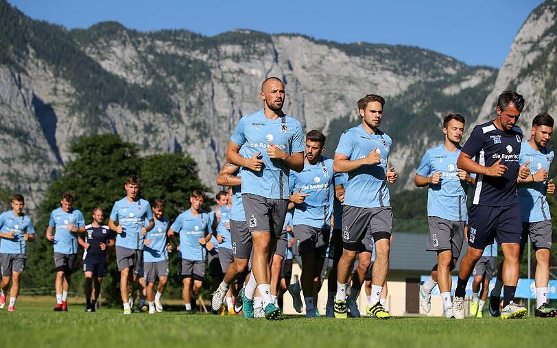 Löwen-Coach Bierofka ließ seine Mannschaft am Ankunftstag gleich nochmal ordentlich schwitzen - dafür gab's zur Belohnung ein Bad im Bach