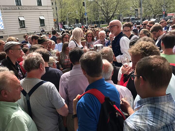 Freibier für alle &ndash; klicken Sie sich durch die Bilder des Freibierausschanks am Oskar-von-Miller-Ring. Anlass ist der heutige "Tag des Bayerischen Bieres".