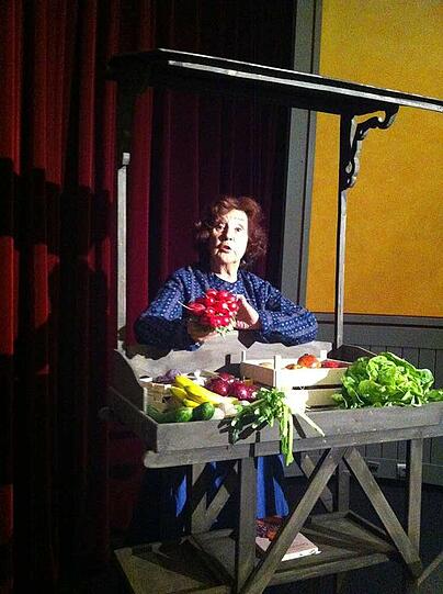 Schauspielerin Johanna Baumann führt in der Rolle der Verkäuferin Anna Wurzl vom Viktualienmarkt durchs Programm.