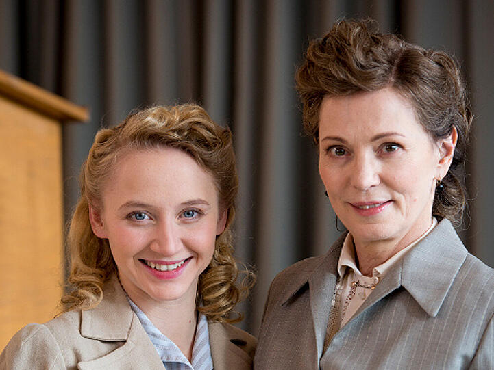 Anna Maria Mühe (li.) und Iris Berben (re.) spielen in "Sternstunde ihres Lebens" zwei historische Persönlichkeiten