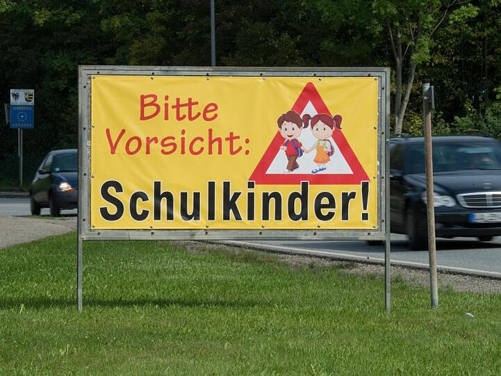 Ein Transparent mit der Aufschrift "Bitte Vorsicht: Schulkinder!" am Ortsrand von Neufahrn. Foto: Armin Weigel/Archivbild