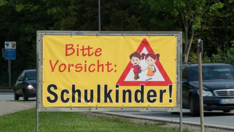 Ein Transparent mit der Aufschrift "Bitte Vorsicht: Schulkinder!" am Ortsrand von Neufahrn. Foto: Armin Weigel/Archivbild Ein Transparent mit der Aufschrift "Bitte Vorsicht: Schulkinder!" am Ortsrand von Neufahrn. Foto: Armin Weigel/Archivbild