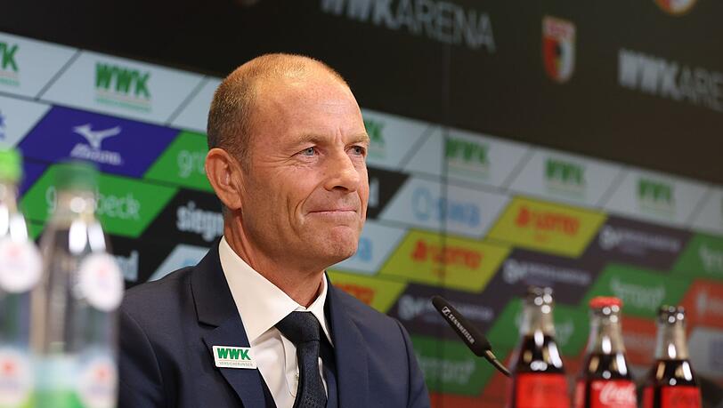 Jess Thorup sitzt während seiner Vorstellung als neur Trainer des FC Augsburg 1907 auf dem Podium.