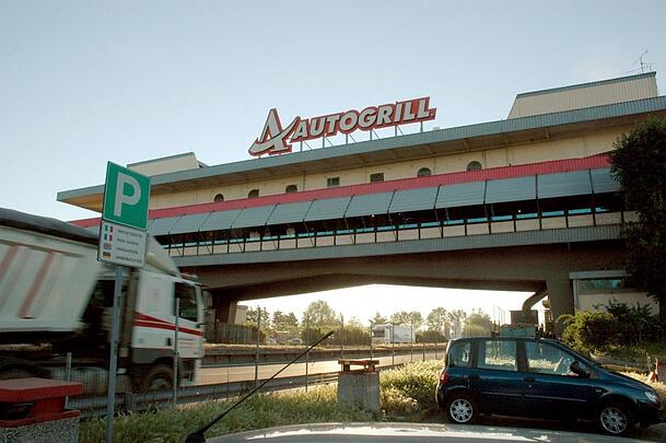 Ein Brücken-Autogrill zwischen Mailand und Turin. Ein Brücken-Autogrill zwischen Mailand und Turin.