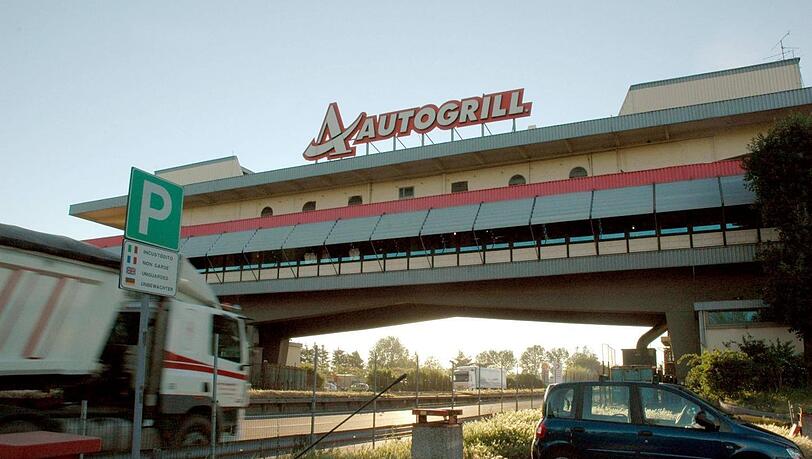 Ein Brücken-Autogrill zwischen Mailand und Turin. Ein Brücken-Autogrill zwischen Mailand und Turin.