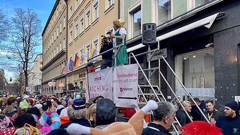 Faschingsdienstag 2024 haben noch Hunderte beim legendären queeren Straßenfasching vor der Deutschen Eiche in der Reichenbachstraße gefeiert. Ein Höhepunkt: der Auftritt von Eiche-Wirt Dietmar Holzapfel, der als "Schönheitskönigin" im Dirndl mit Krönchen vor der narrischen Menge singt.