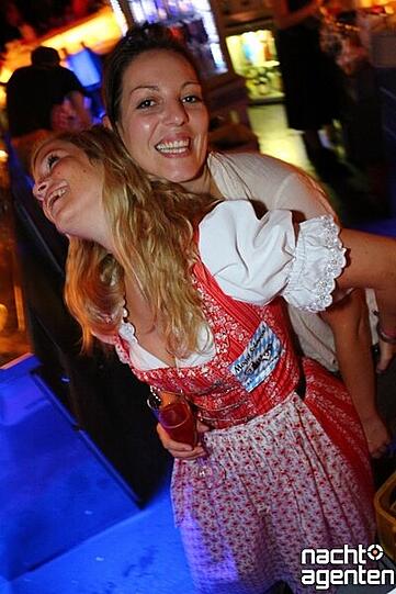 Direkt an der Hackerbrücke und damit in fußläufiger Entfernung von der Wiesn, öffnet der Neuraum derzeit jede Nacht den Partywütigen seine Türen. Mehr Bilder vom Mittwoch auf: www.nachtagenten.de