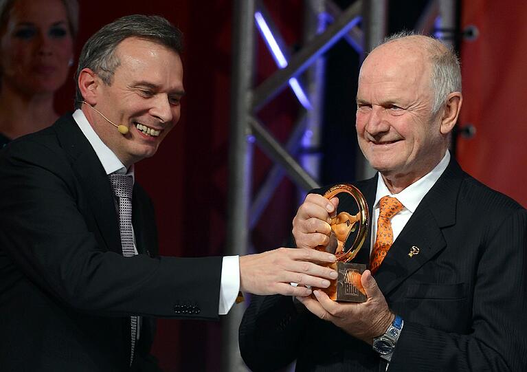 Walter Mayer (l), Chefredakteur der "Bild am Sonntag", überreicht VW-Aufsichtsratschef Ferdinand Piëch den Ehrenpreis, das "Ehrenlenkrad".