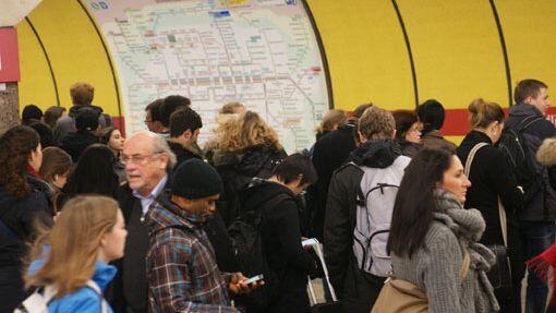 Wer am Wochenende in die Innenstadt will, sollte auf Anraten der Polizei auf öffentliche Verkehrsmittel umsteigen - Durch Demos, Kolonnenfahrten und das große Polizeiaufgebot werden die Straßen innerhalb des Rings überdurchschnittlich belastet.