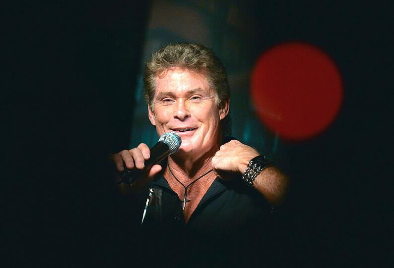 David Hasselhoff sorgte mit seinem Erscheinen für einen wahren Menschenauflauf in Berlin. Weitere Bilder zum Durchklicken.