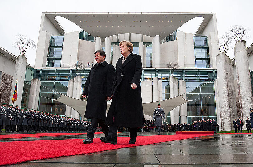 Themen des Treffens sollen unter anderem der syrische Bürgerkrieg, die Verhandlungen über eine türkische Mitgliedschaft in der Europäischen Union (EU) und die Anti-Islam-Bewegung Pegida sein.