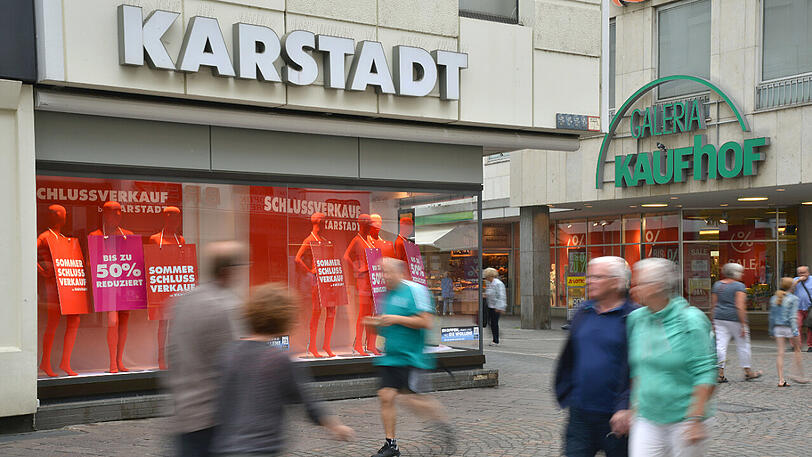 Filialen der Warenhäuser Kaufhof und Karstadt.