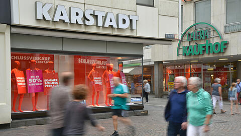Filialen der Warenhäuser Kaufhof und Karstadt.