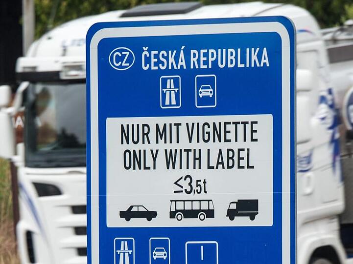 Ein Hinweisschild für die Maut in Tschechien. Foto: Armin Weigel/dpa/Archivbild