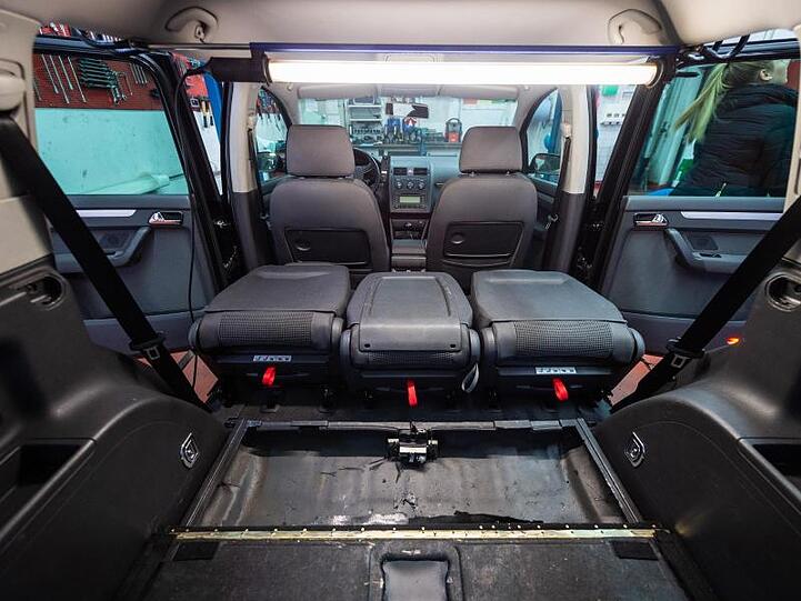 Ein sichergestelltes Kurierfahrzeug der Mafia mit eingebautem Versteck unter den Rücksitzen.