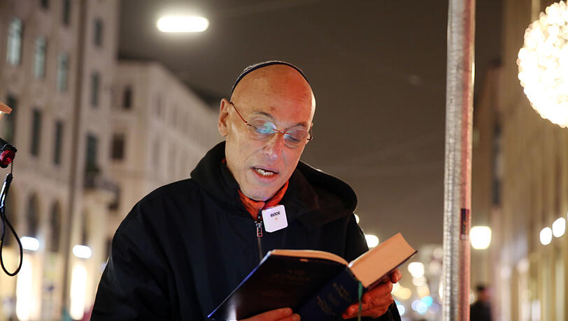 Terry Swartzberg erinnert bei der Installation an die Opfer. Terry Swartzberg erinnert bei der Installation an die Opfer.