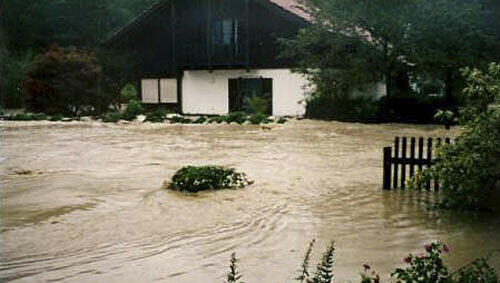 Der Tag, als der Schwarzbach kam: Hochwasser in Bad Reichenhall. Der Tag, als der Schwarzbach kam: Hochwasser in Bad Reichenhall.
