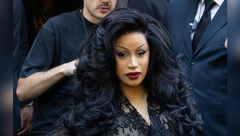 Cardi B soll einen Fan mit einem Mikrofon verletzt haben.