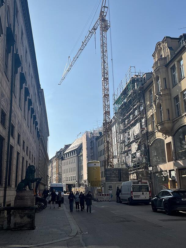 Der Platz f&uuml;r den Kran ist knapp bemessen: Die Stra&szlig;e ist eng, die Residenz direkt gegen&uuml;ber.