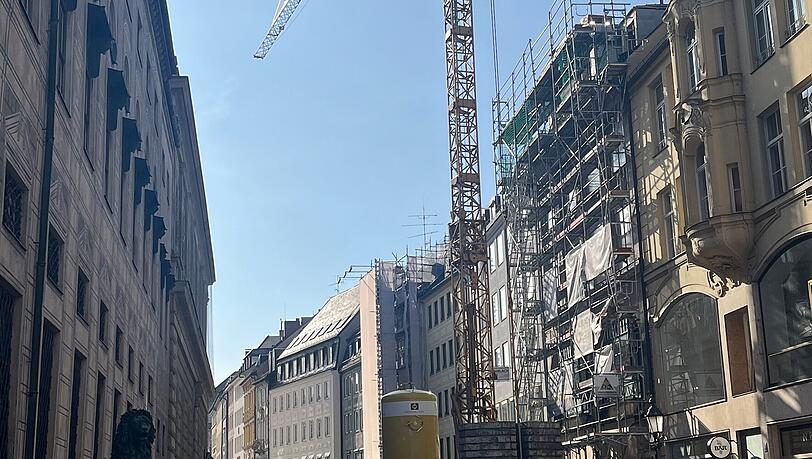 Der Platz f&uuml;r den Kran ist knapp bemessen: Die Stra&szlig;e ist eng, die Residenz direkt gegen&uuml;ber.