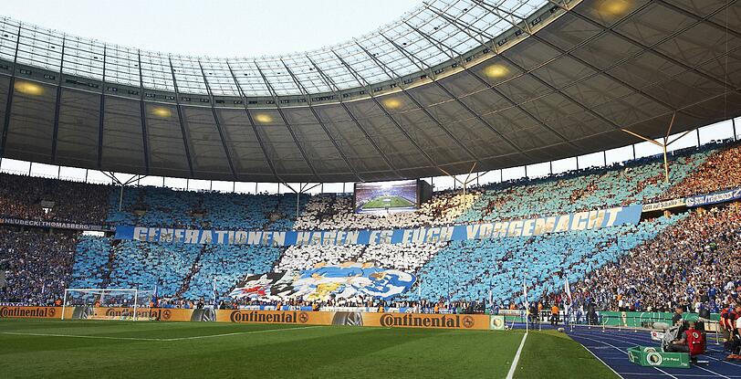 Schalke-Fans vor dem DFB-Pokalfinale 2011 gegen den MSV Duisburg im Berliner Olympiastadion.