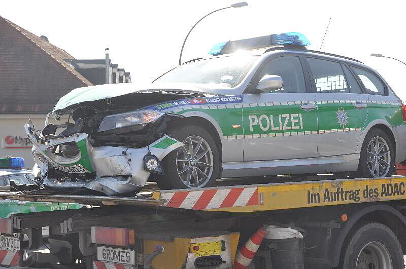 Unfall in Landshut: Auf der Konrad-Adenauerstr. /Ecke Alte Regensburgerstraße kam es zu einem Crash. Auch ein Polizewagen war beteiligt. Die Bilder.