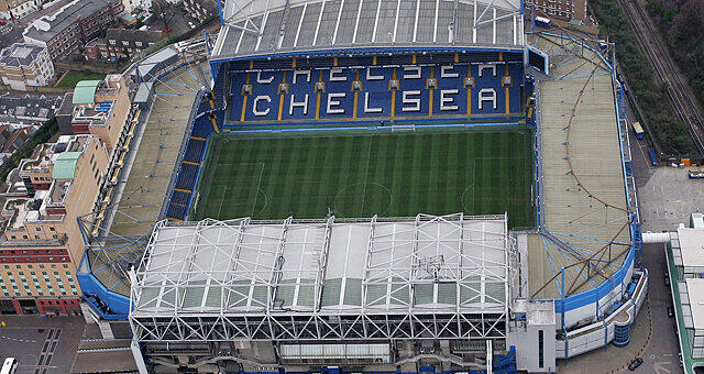 Die Stamford Bridge (41 837 Plätze) war, ist und wird wohl immer die Heimat des FC Chelsea sein &ndash; auch wenn das Stadion gar nicht in Chelsea, sondern im westlich gelegenen, weniger noblen Fulham liegt. Zwischen zwei Bahnlinien, einer Hauptstraße und Wohnblöcken gelegen, ist es ein typisch englisches Stadion mitten in der Stadt. Traumhaft.