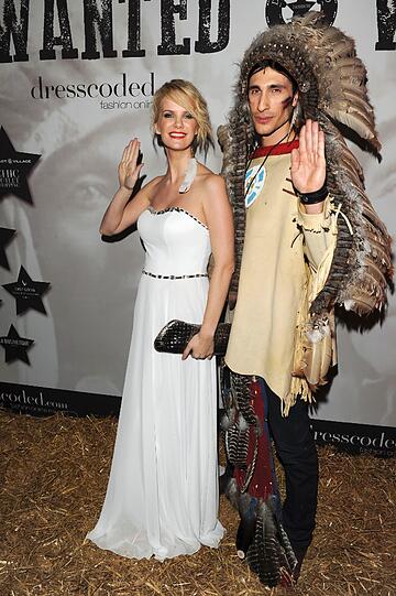 Natascha Grün posiert mit dem Indinaner. Promis feiern die DressWestern Party zum Opening des Dresscoded Pop Up Store im Ingolstadt Village im Rilano No. 6 in München. Die Bilder.