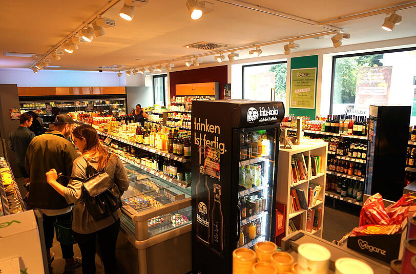 Viele vegane Produkte, aber zu wenige Kunden. Weil Münchens letzter veganer Supermarkt zu schlecht angebunden ist und zu wenig Laufkundschaft hat, muss er schließen.
