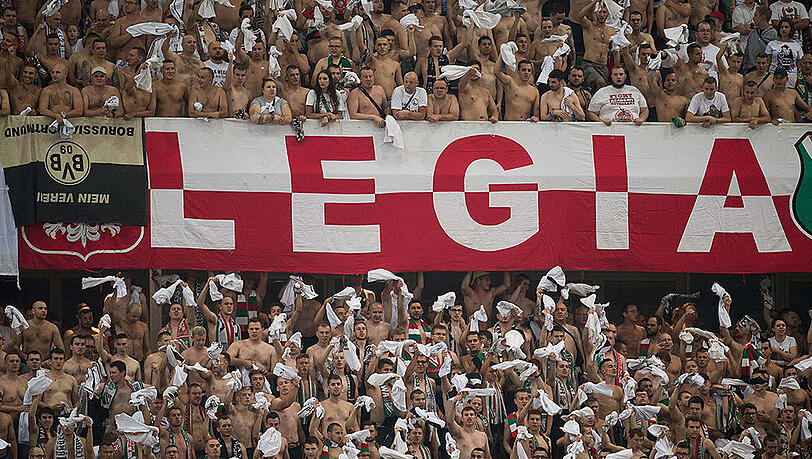 Legia-Anhänger während des Champions-League-Hinspiels gegen Borussia Dortmund in Warschau. Legia-Anhänger während des Champions-League-Hinspiels gegen Borussia Dortmund in Warschau.