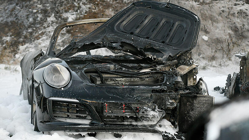 Die Luxus-Autos sind abgebrannt und zerstört - vor Ort fand die Polizei Brandbeschleuniger. Die Ermittler gehen deshalb von Brandstiftung aus.