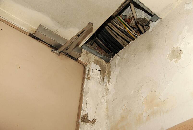 VORHER: Kein schöner Anblick: Offene Kabel im Abgang zum Keller.