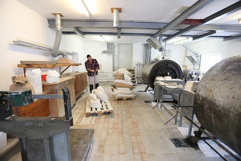 In der Massemühle werden Kaolin, Quarz und Feldspat gemahlen. Dieses Gemisch bildet mit Wasser eine die Masse für die Porzellanherstellung.