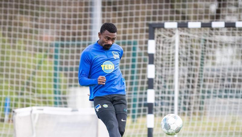 Bei Hertha BSC nach seinem Kabinen-Video suspendiert: Salomon Kalou. Bei Hertha BSC nach seinem Kabinen-Video suspendiert: Salomon Kalou.