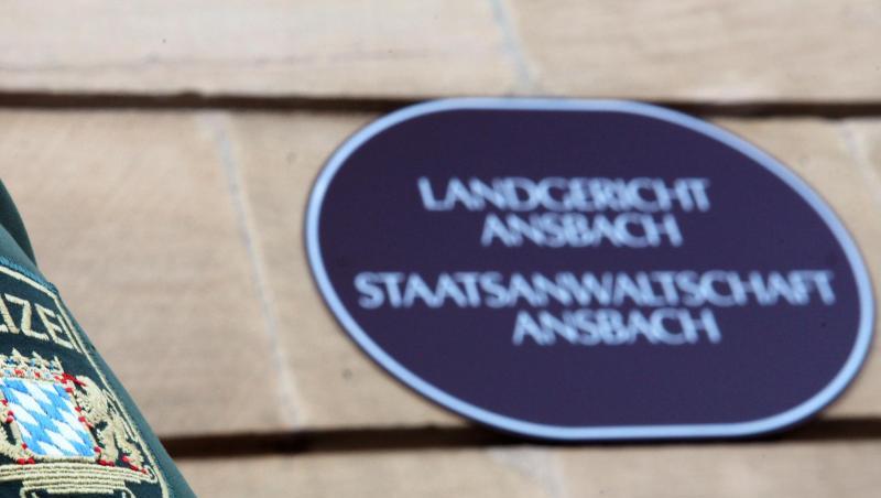 Ein Polizist steht vor dem Landgericht Ansbach. Foto: Daniel Karmann/Archiv Ein Polizist steht vor dem Landgericht Ansbach. Foto: Daniel Karmann/Archiv