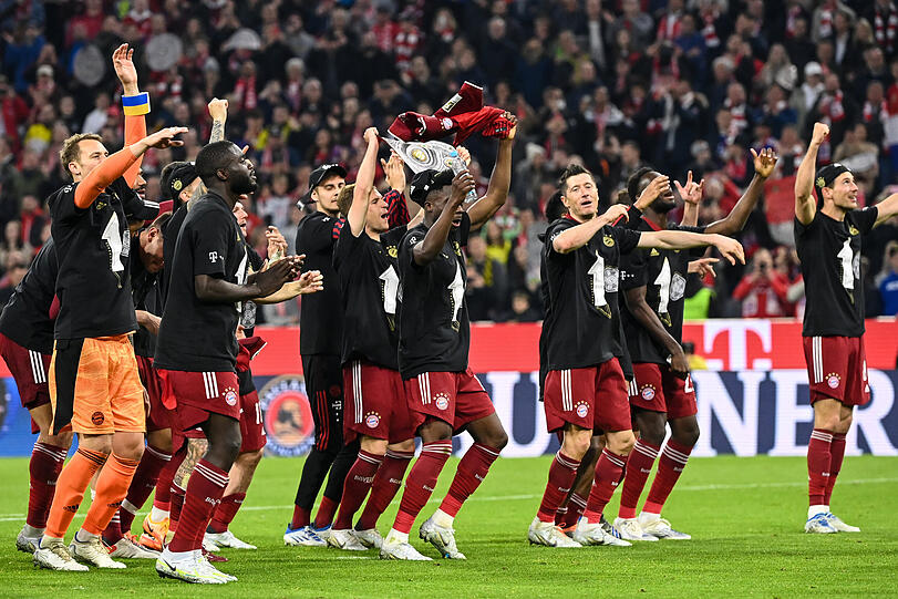 Bierduschen & Humba Tätärä – die Bilder von der Meisterfeier direkt nach Abpfiff in der Allianz Arena.