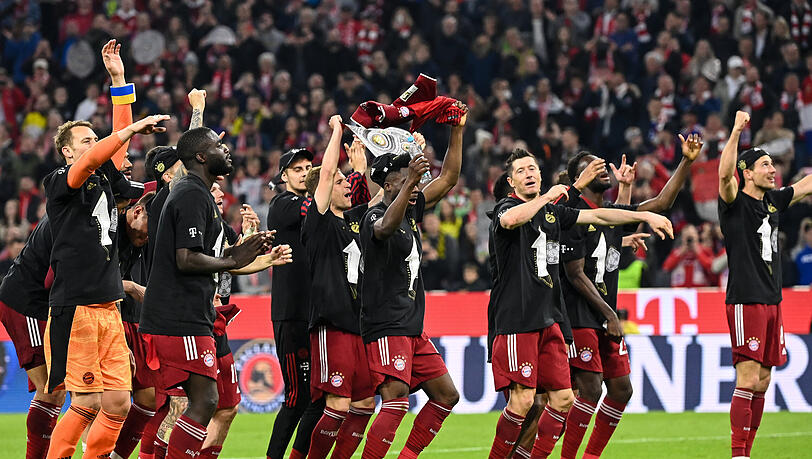 Die Bayern-Stars jubeln nach dem Sieg gegen Dortmund, gleichbedeutend mit der zehnten Meisterschaft in Folge.